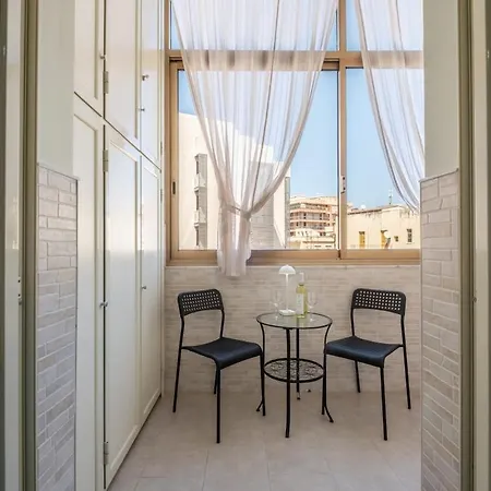 Bright In The Center - Spacious & Cozy *