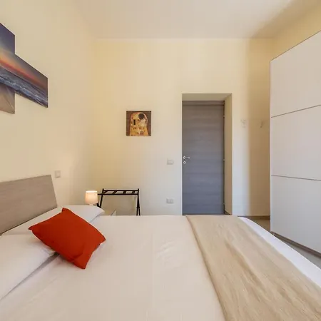 Bright In The Center - Spacious & Cozy