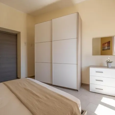 Bright In The Center - Spacious & Cozy *