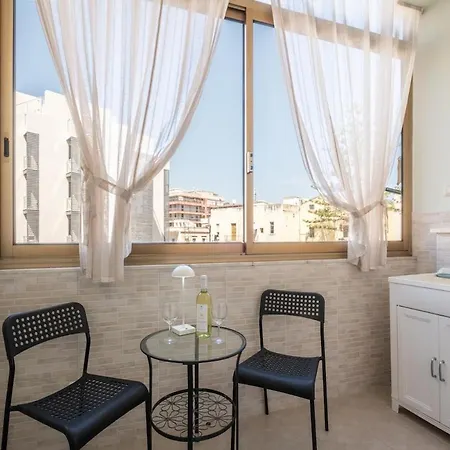 Bright In The Center - Spacious & Cozy *
