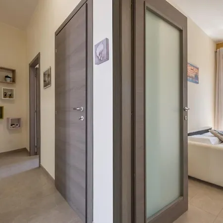 Bright In The Center - Spacious & Cozy *