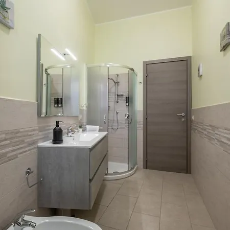 Bright In The Center - Spacious & Cozy *